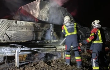 Seyir halindeyken yanan tır dorsesi k&uuml;le d&ouml;nd&uuml;