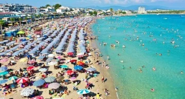 Sıcak havadan bunalan tatilciler soluğu deniz kenarında aldı