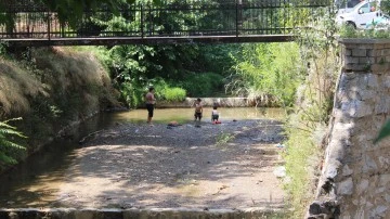 Sıcaktan bunalan &ccedil;ocuklar derede serinledi