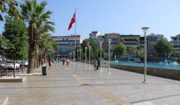 Sokak ve caddeler sessizliğe b&uuml;r&uuml;nd&uuml;