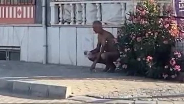Sokakta &ccedil;ıplak koşan şahsı polis g&ouml;zaltına alındı