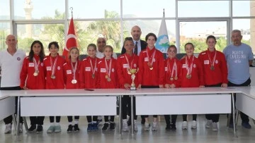 S&ouml;ke Belediye Başkanı Arıkan, T&uuml;rkiye şampiyonlarının sevicini paylaştı