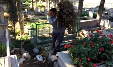 S&ouml;ke Belediyesi&rsquo;nden Bayram &ouml;ncesi mezarlık temizlikleri