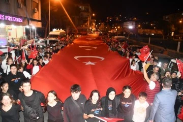 S&ouml;ke'de 100 metrelik bayrakla binlerce kişi cumhuriyet i&ccedil;in y&uuml;r&uuml;d&uuml;