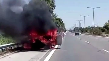 S&ouml;ke'de ara&ccedil; cayır cayır yandı