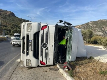 S&ouml;ke'de kum y&uuml;kl&uuml; kamyon devrildi: 1 yaralı