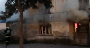S&ouml;ke&rsquo;de metruk bina alevlere teslim oldu