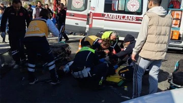 S&ouml;ke'de motosiklet ve otomobil &ccedil;arpıştı: 2 yaralı