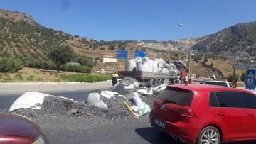 S&ouml;ke&rsquo;de OSB kavşağındaki kaza, trafiği fel&ccedil; etti