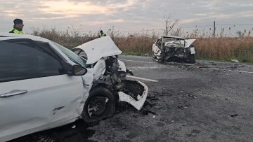 S&ouml;ke'de otomobiller kafa kafaya &ccedil;arpıştı: 2 yaralı