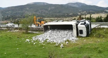 S&ouml;ke'de taş y&uuml;kl&uuml; kamyon devrildi
