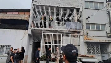 S&ouml;ke'deki yangın y&uuml;rekleri ağıza getirdi, evdeki &ccedil;ocukları itfaiyeciler kurtardı