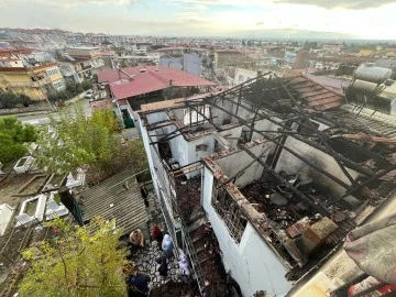 S&ouml;ke&rsquo;deki yangında bir ev tamamen k&uuml;l oldu