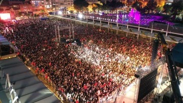 Son yılların en coşkulu gen&ccedil;lik konseri Aydın'da ger&ccedil;ekleşti