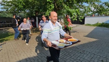 S&uuml;nnet cemiyetinde m&uuml;d&uuml;rler yemek servisi yaptı