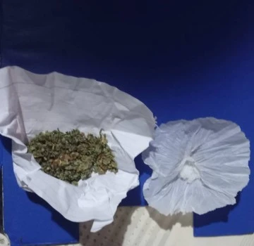 Ş&uuml;phe &uuml;zerine durdurulan ara&ccedil;taki şahıslar uyuşturucu kullanmış
