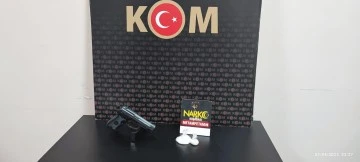 Ş&uuml;phe &uuml;zerine durduruldu, uyuşturucu ve silah &ccedil;ıktı