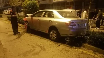 S&uuml;r&uuml;c&uuml;s&uuml;n&uuml;n direksiyon hakimiyetini kaybettiği otomobil orta ref&uuml;je &ccedil;ıktı