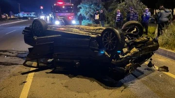 S&uuml;r&uuml;c&uuml;s&uuml;n&uuml;n direksiyon hakimiyetini kaybettiği otomobil takla attı