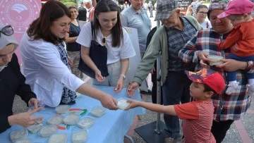 S&uuml;tla&ccedil; dağıtıp, S&uuml;t G&uuml;n&uuml;&rsquo;n&uuml; kutladılar