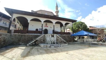 Tarihi camii, mimarisiyle dikkat &ccedil;ekiyor