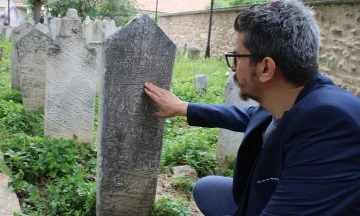 Tarihi k&uuml;lliyenin tasviri 2 asırlık mezar taşında bulundu