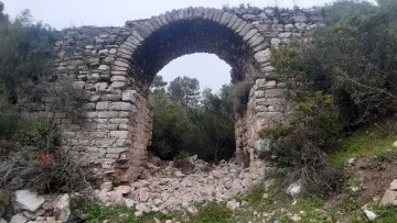 Tarihi su kemerini tahrip etmişler