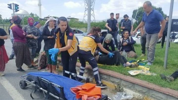 Tarım iş&ccedil;ilerini taşıyan minib&uuml;s ile kamyonet &ccedil;arpıştı: 9 yaralı