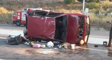 Ticari ara&ccedil; ile &ccedil;arpışan otomobil yan yattı: 5 yaralı