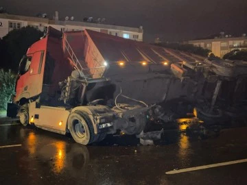 Tır karşı şeride ge&ccedil;ip devrildi: 1 yaralı