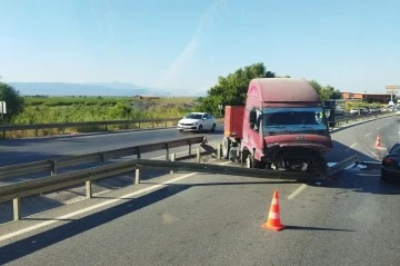 Tır ref&uuml;je &ccedil;arpıp, karşı şeride ge&ccedil;ti: 1 yaralı