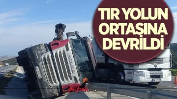 Tır yolun ortasına devrildi