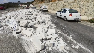 Tırın dorsesindeki gaz betonlar yola savruldu, facia ucuz atlatıldı