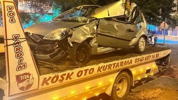 Tırla &ccedil;arpışan otomobil hurdaya d&ouml;nd&uuml;