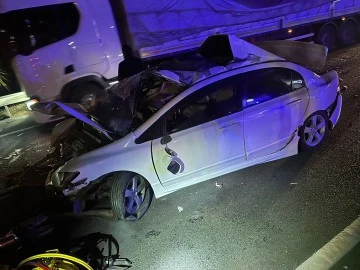 Tırla kafa kafaya &ccedil;arpışan otomobilin s&uuml;r&uuml;c&uuml;s&uuml; hayatını kaybetti