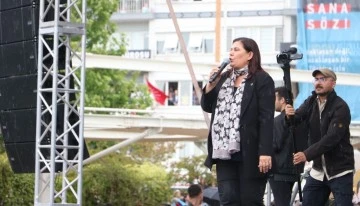 Topuklu Efe: İki kırmızı &ccedil;izgimiz var; bayrak ve vatan!