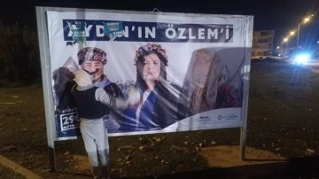 Topuklu Efe'nin afişlerine &ccedil;irkin saldırı!