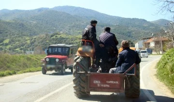 Trakt&ouml;r arkasında tehlikeli yolculuk