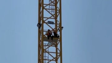 &Uuml;cretlerini alamadıklarını iddia eden iş&ccedil;iler vince &ccedil;ıktı