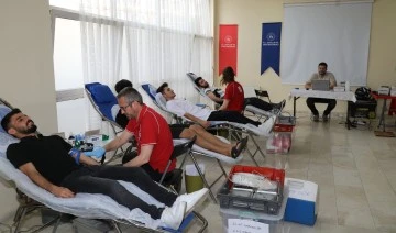 &Uuml;niversiteli gen&ccedil;ler kan bağışına dikkat &ccedil;ekti