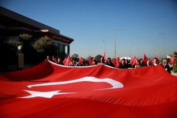 &Uuml;niversiteli &ouml;ğrenciler şehitler i&ccedil;in y&uuml;r&uuml;d&uuml;