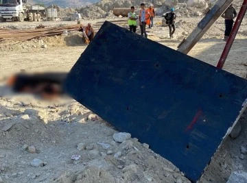 &Uuml;zerine tonlarca ağırlığındaki demir kalıp d&uuml;şen iş&ccedil;i hayatını kaybetti