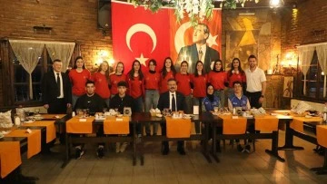 Vali Aksoy misafir sporcular ve g&ouml;n&uuml;ll&uuml; gen&ccedil;ler ile iftarda buluştu