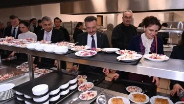 Vali Aksoy, &ouml;ğrencilerle iftarda buluştu
