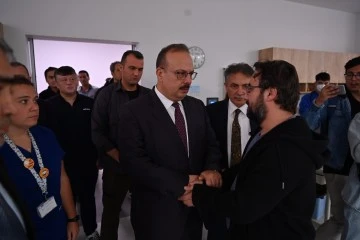 Vali Canbolat, acılı aile ile g&ouml;r&uuml;şt&uuml;