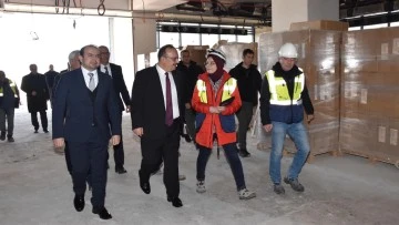 Vali Canbolat, Aydın Şehir Hastanesi&rsquo;nde incelemelerde bulundu