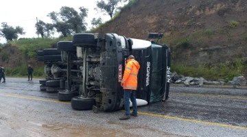 Virajı alamayan taş y&uuml;kl&uuml; kamyon devrildi: 1 yaralı