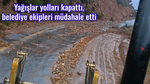 Yağışlar yolları kapattı, belediye ekipleri m&uuml;dahale etti