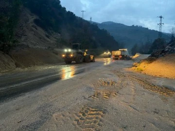 Yağmurdan kapanan yolu b&uuml;y&uuml;kşehir ekipleri kısa s&uuml;rede a&ccedil;tı