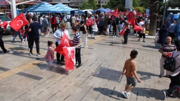 Yasaklara saatler kala meydanlarda se&ccedil;im hareketliliği
